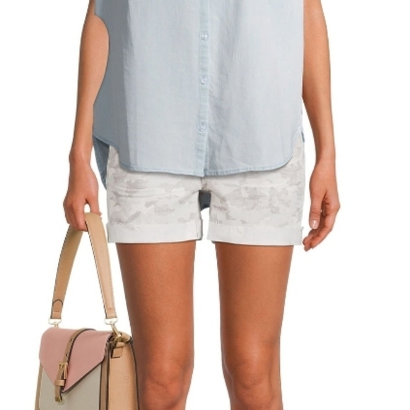 Time and Tru Women’s Mid Rise Frayed Hem Denim Shorts Camo 18 - Picture 2 of 10